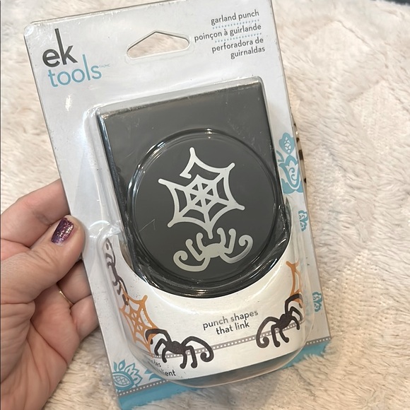 New EK Tools Halloween Spider web garland punch scrapbooking card making journal - Picture 1 of 7